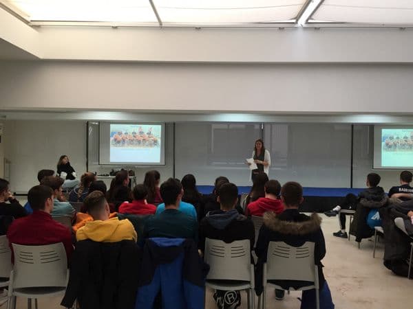 Veva Tapia, única jugadora en participar en un mundial de baloncesto “a pie” y en silla de ruedas, comparte su experiencia con los alumnos de CAFyD UFV | UFV 125-1 Veva Tapia, única jugadora en participar en un mundial de baloncesto “a pie” y en silla de ruedas, comparte su experiencia con los alumnos de CAFyD UFV | UFV Estudiar en Universidad Privada Madrid