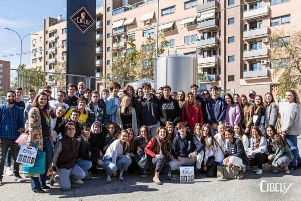 Los alumnos de ADE y de Marketing visitan la fábrica de cervezas artesanales La Cibeles | UFV 221019-3-1 Los alumnos de ADE y de Marketing visitan la fábrica de cervezas artesanales La Cibeles | UFV Estudiar en Universidad Privada Madrid