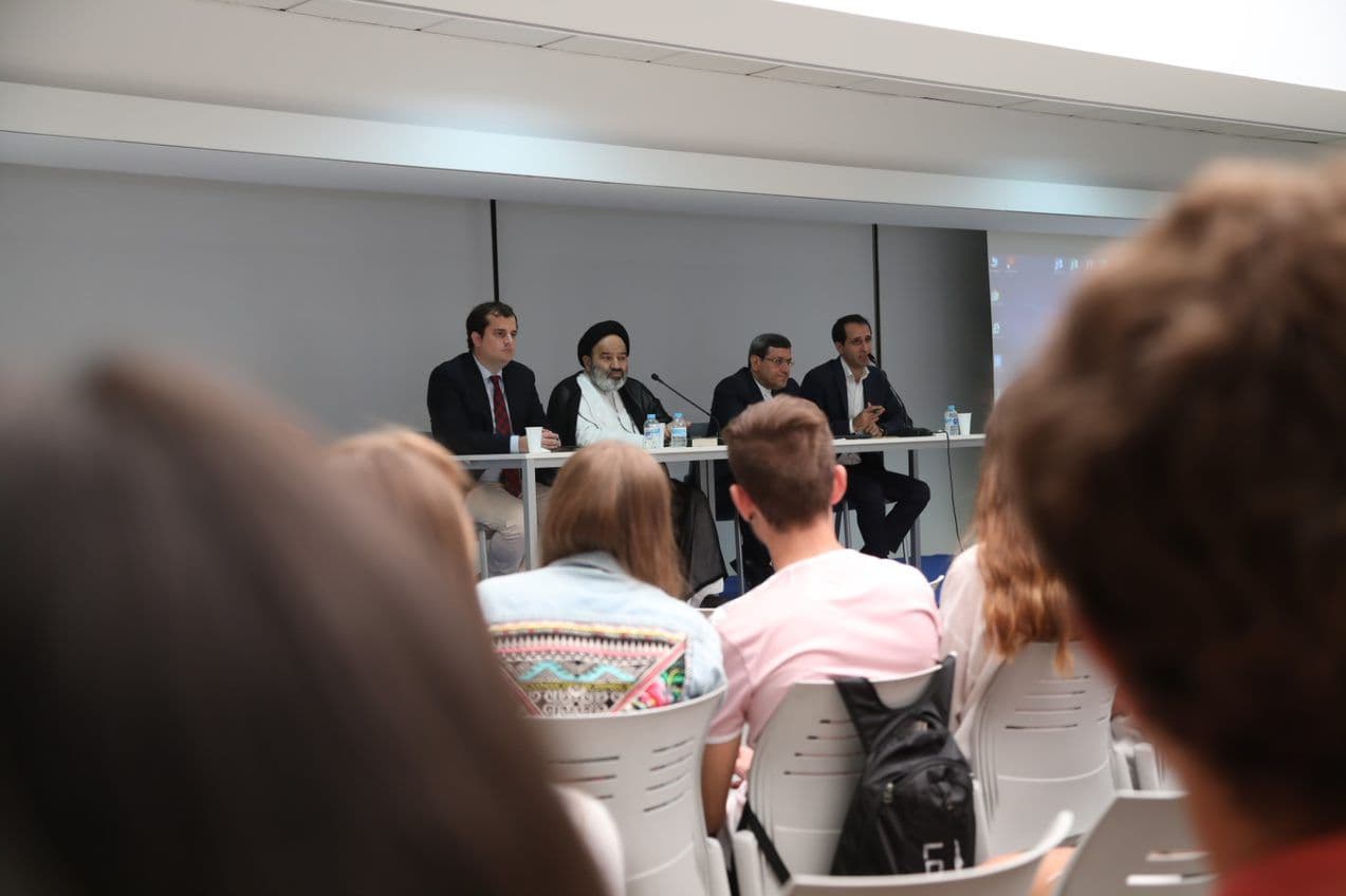 El embajador de la República de Irán y un clérigo chií firman un convenio con la UFV y participan en un encuentro sobre el diálogo interreligioso | UFV 230919-3 El embajador de la República de Irán y un clérigo chií firman un convenio con la UFV y participan en un encuentro sobre el diálogo interreligioso | UFV Estudiar en Universidad Privada Madrid