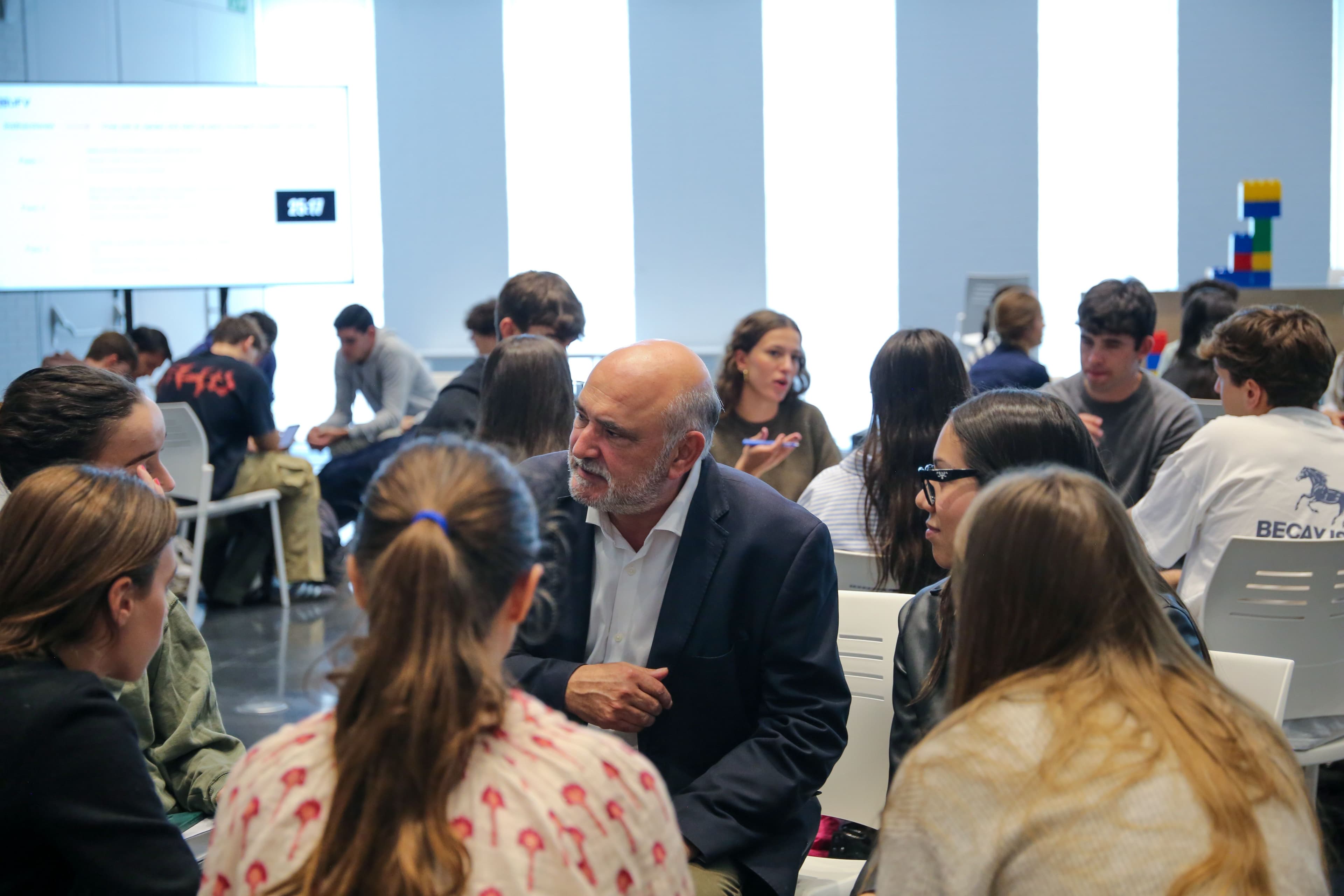 Emprender es un verbo humano: más allá del negocio, la búsqueda de un propósito 2 Emprender es un verbo humano: más allá del negocio, la búsqueda de un propósito Estudiar en Universidad Privada Madrid