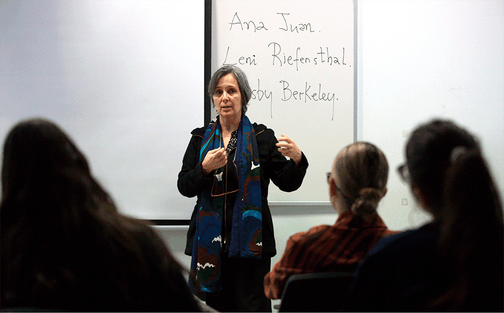 La cineasta Arantxa Aguirre inspira a los estudiantes de la UFV: el arte de escuchar, crear y transformar la realidad a través del cine documental | UFV 385A0256qqqq La cineasta Arantxa Aguirre inspira a los estudiantes de la UFV: el arte de escuchar, crear y transformar la realidad a través del cine documental | UFV Estudiar en Universidad Privada Madrid