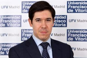 ¿Es constitucional el uso de banderas no oficiales en los edificios y espacios públicos de España? | UFV Alvaro-de-la-Torre-profesor-de-la-Universidad-Francisco-de-Vitoria-y-formador-en-Oratoria-analiza-en-Cope-la-primera-intervencion-publica-de-la-Princesa-Leonor ¿Es constitucional el uso de banderas no oficiales en los edificios y espacios públicos de España? | UFV Estudiar en Universidad Privada Madrid