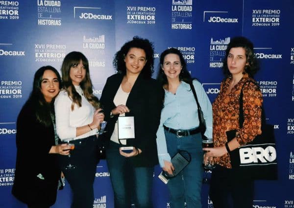 Premios JCDecaux galardona un proyecto de la alumni UFV Arancha Piedra | UFV Arancha-Piedra-junto-al-euqipo-de-TBWA-1-e1575991508703 Premios JCDecaux galardona un proyecto de la alumni UFV Arancha Piedra | UFV Estudiar en Universidad Privada Madrid