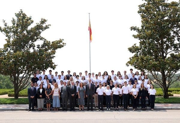 Felipe VI ha recibido a los 50 estudiantes más brillantes de España | Noticias de Actualidad UFV | UFV Becas-Europa-con-el-rey-w Felipe VI ha recibido a los 50 estudiantes más brillantes de España | Noticias de Actualidad UFV | UFV Estudiar en Universidad Privada Madrid