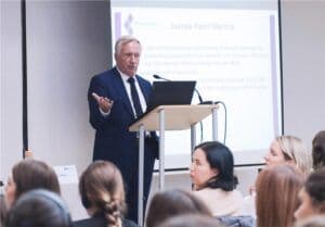 La UFV promueve la educación del carácter con la visita de Gary Lewis, director de la Association for Character Education | UFV Captura-de-pantalla-2024-11-18-a-las-15.12.45-300x209 La UFV promueve la educación del carácter con la visita de Gary Lewis, director de la Association for Character Education | UFV Estudiar en Universidad Privada Madrid