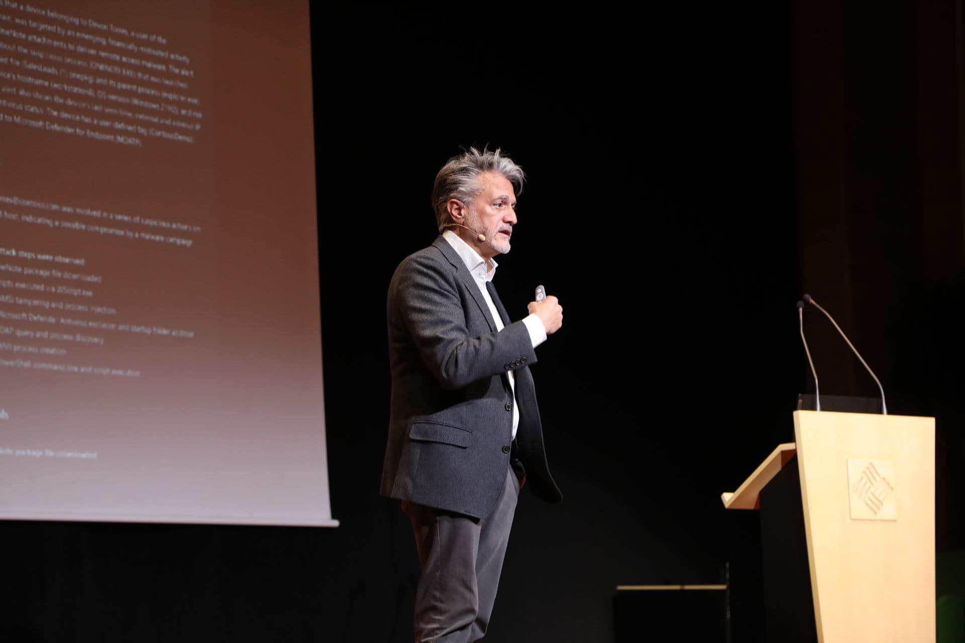 El presidente de Microsoft España reafirma en la UFV el interés de cuidar la ética en la IA | UFV IMG_0291 El presidente de Microsoft España reafirma en la UFV el interés de cuidar la ética en la IA | UFV Estudiar en Universidad Privada Madrid