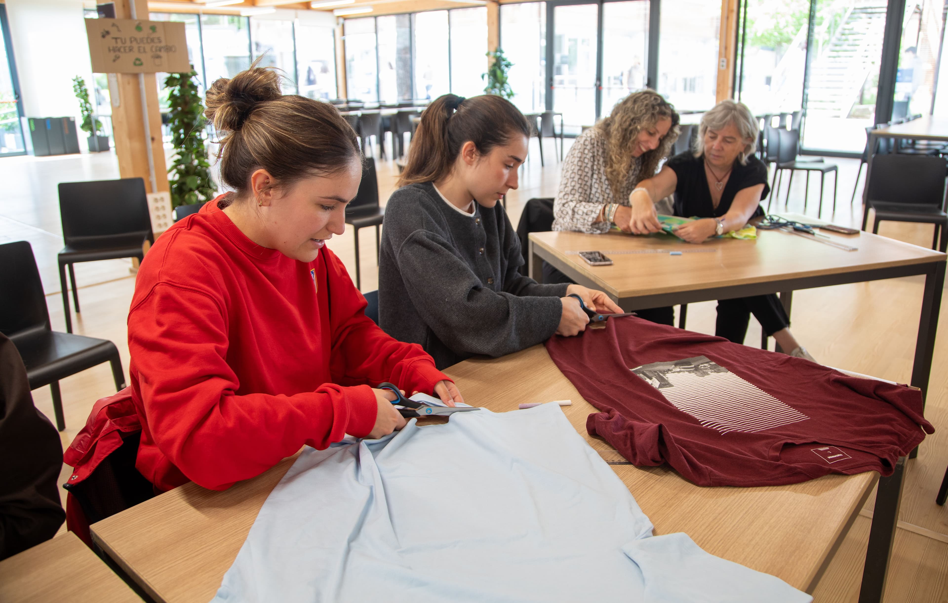La sociedad de alumnos ‘Laudato sí’ impulsa una reflexión sobre la moda justa circular que ayuda a insertar en sociedad a los colectivos más vulnerables IMG_9563 La sociedad de alumnos ‘Laudato sí’ impulsa una reflexión sobre la moda justa circular que ayuda a insertar en sociedad a los colectivos más vulnerables Estudiar en Universidad Privada Madrid