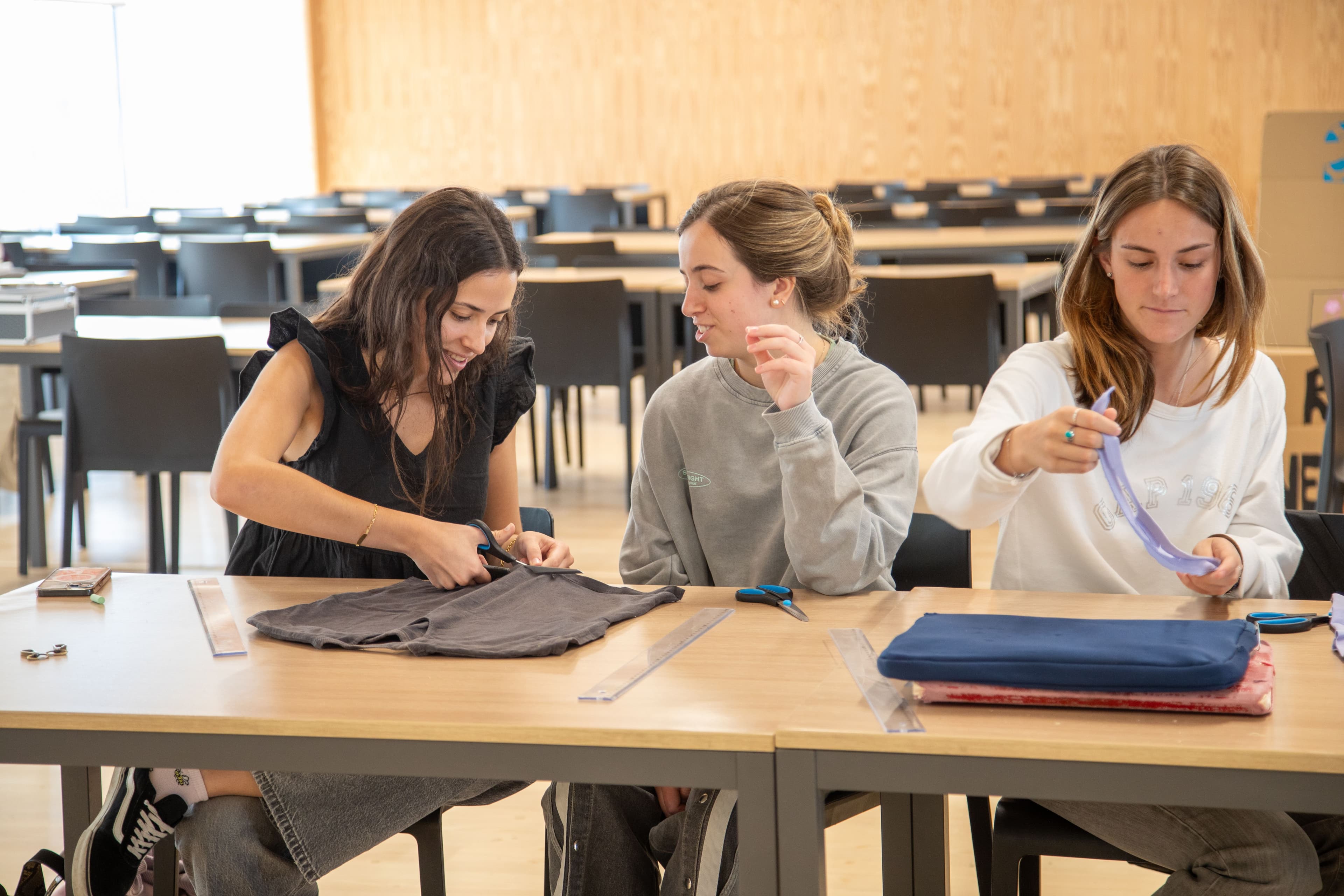 La sociedad de alumnos ‘Laudato sí’ impulsa una reflexión sobre la moda justa circular que ayuda a insertar en sociedad a los colectivos más vulnerables IMG_9573 La sociedad de alumnos ‘Laudato sí’ impulsa una reflexión sobre la moda justa circular que ayuda a insertar en sociedad a los colectivos más vulnerables Estudiar en Universidad Privada Madrid