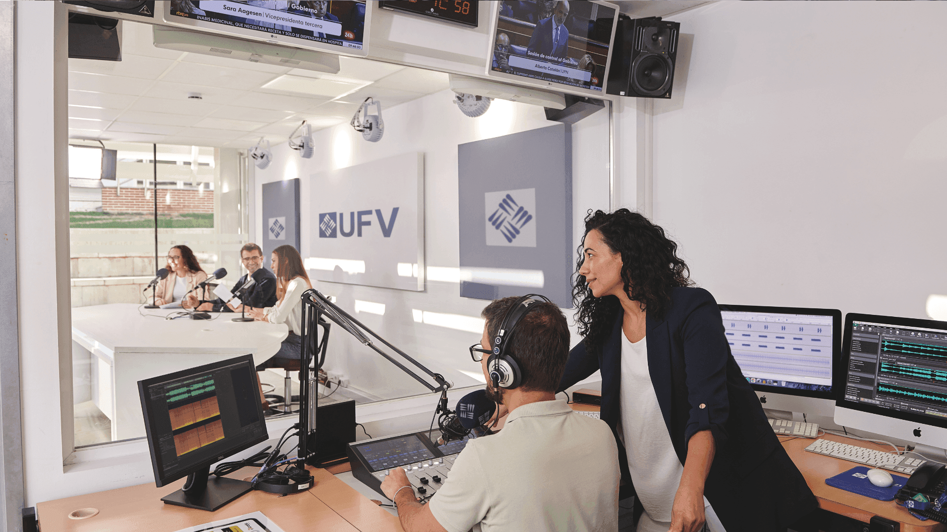 Máster de Formación Permanente en Periodismo en Televisión y en Plataformas Digitales - Postgrados Universidad Francisco de Vitoria M11_Hero Imagen Destacada_producción y realización de radio y tv Máster de Formación Permanente en Periodismo en Televisión y en Plataformas Digitales - Postgrados Universidad Francisco de Vitoria Estudiar en Universidad Privada Madrid