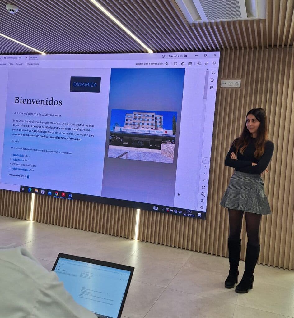 Estudiantes de Enfermería se forman en innovación sanitaria gracias a un programa pionero impulsado por la UFV | UFV PHOTO-2024-10-16-12-53-19-1-e1764073333615-945x1024 Estudiantes de Enfermería se forman en innovación sanitaria gracias a un programa pionero impulsado por la UFV | UFV Estudiar en Universidad Privada Madrid