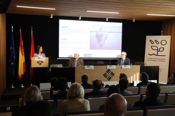 La Universidad Francisco de Vitoria presenta el Centro de Educación en Virtudes y Valores para promover la educación del carácter y acreditar entidades | Noticias de Actualidad UFV | UFV Presentacion-CEV-Veronica-Fernandez-James-Arthur-y-Gary-Lewis La Universidad Francisco de Vitoria presenta el Centro de Educación en Virtudes y Valores para promover la educación del carácter y acreditar entidades | Noticias de Actualidad UFV | UFV Estudiar en Universidad Privada Madrid