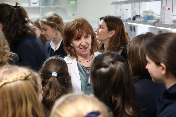 Varias investigadoras de la UFV charlan con alumnas del Colegio Highlands los Fresnos sobre ciencia | UFV Rosa-Maria-Tolon Varias investigadoras de la UFV charlan con alumnas del Colegio Highlands los Fresnos sobre ciencia | UFV Estudiar en Universidad Privada Madrid