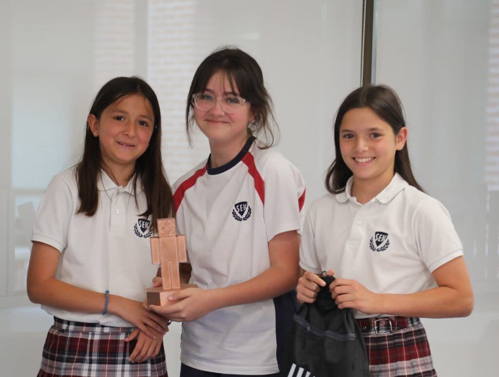 El colegio FEC Santa Joaquina de Vedruna Mirasierra gana el Minecraft Education Tournament celebrado en la Universidad Francisco de Vitoria | Noticias de Actualidad UFV | UFV SEK-Bronce-1024x773 El colegio FEC Santa Joaquina de Vedruna Mirasierra gana el Minecraft Education Tournament celebrado en la Universidad Francisco de Vitoria | Noticias de Actualidad UFV | UFV Estudiar en Universidad Privada Madrid