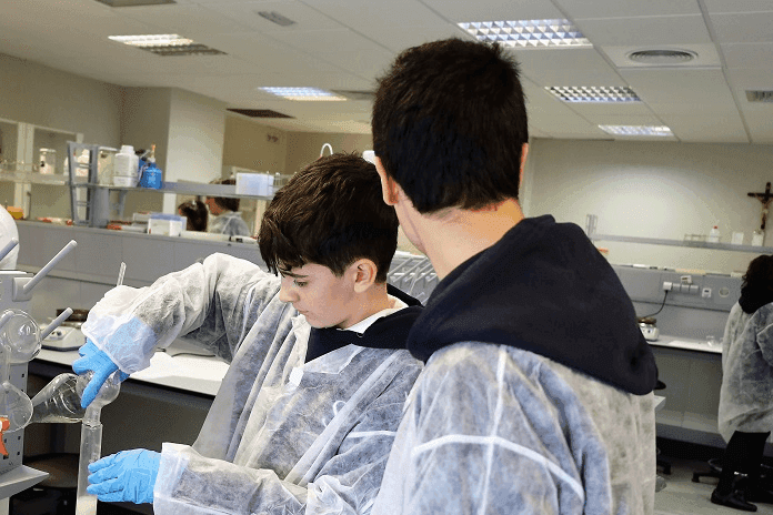 Alumnos de ESO y Bachillerato aprenden a fabricar biocombustible a partir de aceites vegetales en la UFV | Noticias de Actualidad UFV | UFV San-Javier Alumnos de ESO y Bachillerato aprenden a fabricar biocombustible a partir de aceites vegetales en la UFV | Noticias de Actualidad UFV | UFV Estudiar en Universidad Privada Madrid