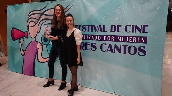 El cortometraje ‘Escúchame’, producido por Logosfera, galardonado en el XIII Festival de cine realizado por mujeres de Tres Cantos | UFV Sara-y-Raquel_Tres-Cantos1 El cortometraje ‘Escúchame’, producido por Logosfera, galardonado en el XIII Festival de cine realizado por mujeres de Tres Cantos | UFV Estudiar en Universidad Privada Madrid