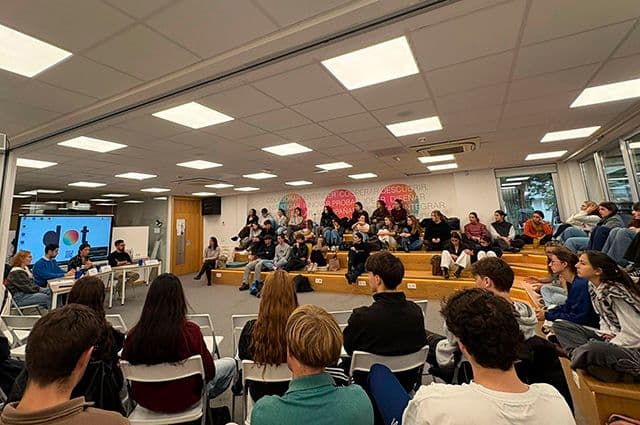 Acompañar el dolor y la vulnerabilidad: cuando la presencia se convierte en esperanza | UFV Testimonios-de-acompanamiento-en-el-Sufrimiento-1 Acompañar el dolor y la vulnerabilidad: cuando la presencia se convierte en esperanza | UFV Estudiar en Universidad Privada Madrid