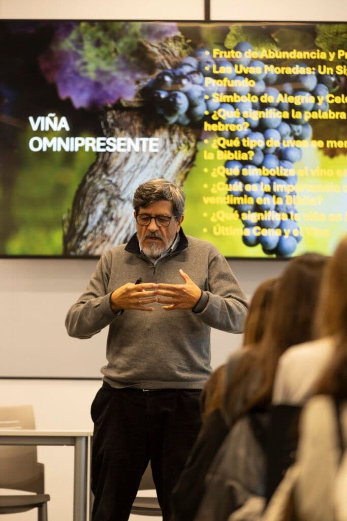 ‘In vino veritas’: una jornada que conecta el arte, la espiritualidad y la universidad | UFV UFVxValduero-16-683x1024 ‘In vino veritas’: una jornada que conecta el arte, la espiritualidad y la universidad | UFV Estudiar en Universidad Privada Madrid