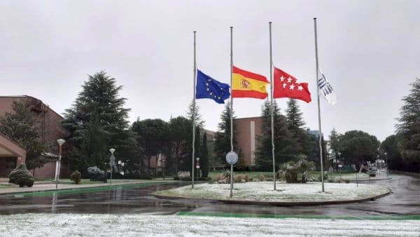Las banderas ondean a media asta en la UFV en señal de duelo por los fallecidos | UFV WhatsApp-Image-2020-04-01-at-15.57.42-e1585750581285 Las banderas ondean a media asta en la UFV en señal de duelo por los fallecidos | UFV Estudiar en Universidad Privada Madrid