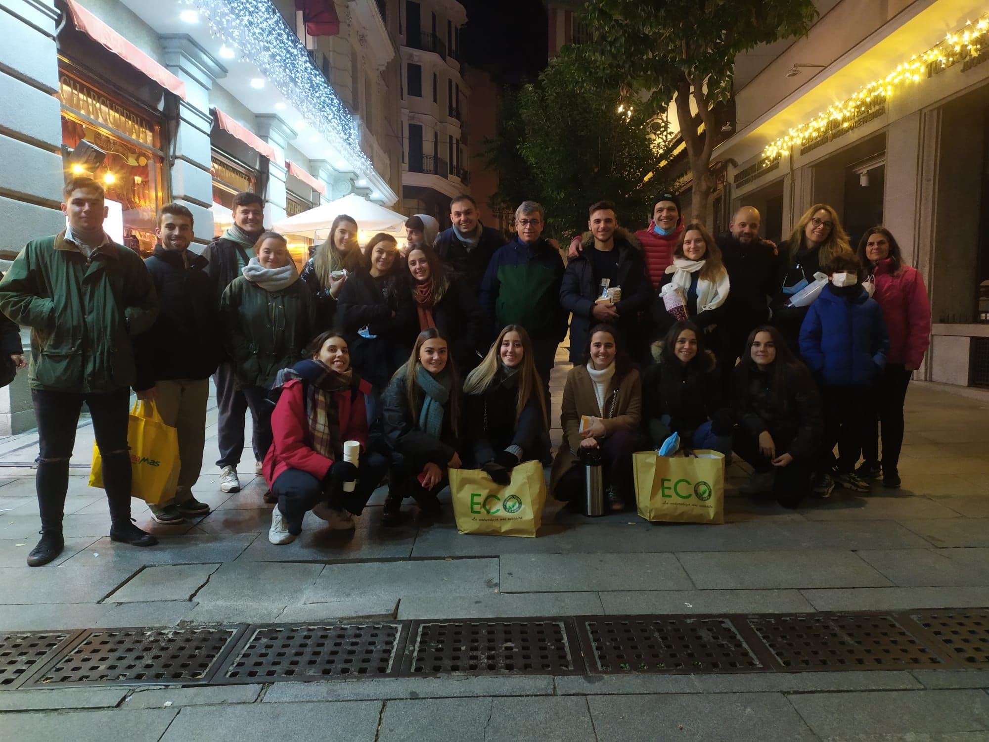 El Grado en Fisioterapia organiza su segunda jornada solidaria por el centro de Madrid | UFV WhatsApp-Image-2021-11-26-at-23.56.36 El Grado en Fisioterapia organiza su segunda jornada solidaria por el centro de Madrid | UFV Estudiar en Universidad Privada Madrid