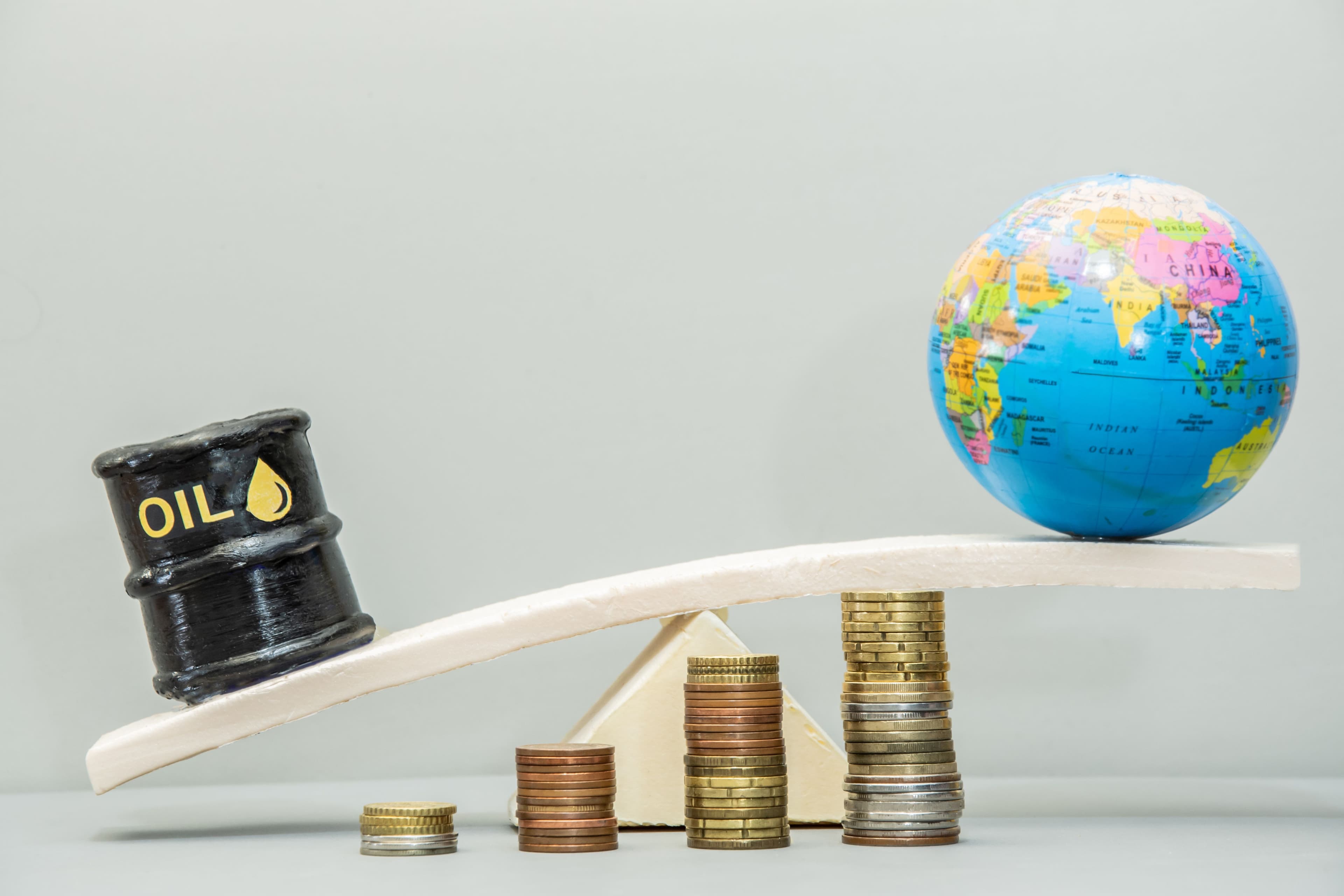 Gloria Claudio, profesora de Economía de la Universidad Francisco de Vitoria, hace balance de lo que ha supuesto para España la entrada en el euro| Noticias de Actualidad UFV | UFV an-oil-barrel-globe-balancing-on-a-board-above-st-2026-03-18-03-27-39-utc Gloria Claudio, profesora de Economía de la Universidad Francisco de Vitoria, hace balance de lo que ha supuesto para España la entrada en el euro| Noticias de Actualidad UFV | UFV Estudiar en Universidad Privada Madrid