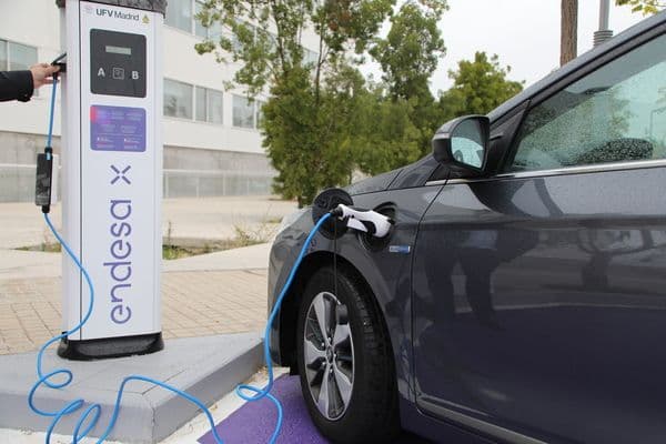 La UFV abre los postes de recarga de coches de manera gratuita a la comunidad universitaria | UFV cargadores-electricos-ufv La UFV abre los postes de recarga de coches de manera gratuita a la comunidad universitaria | UFV Estudiar en Universidad Privada Madrid