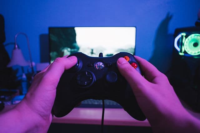 20 video games in 48 hours: the ninth Global Game Jam takes shape at UFV | UFV close-up-of-a-video-console-controller-in-front-of-2026-01-08-06-54-27-utc 20 video games in 48 hours: the ninth Global Game Jam takes shape at UFV | UFV Study at the Universidad Privada Madrid