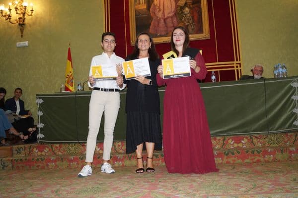 Anna Llano y Rafael Díaz, premiados con una de las ayudas al estudio de la Fundación Dádoris por su excelente expediente académico | Noticias de Actualidad UFV | UFV dadoris-1 Anna Llano y Rafael Díaz, premiados con una de las ayudas al estudio de la Fundación Dádoris por su excelente expediente académico | Noticias de Actualidad UFV | UFV Estudiar en Universidad Privada Madrid
