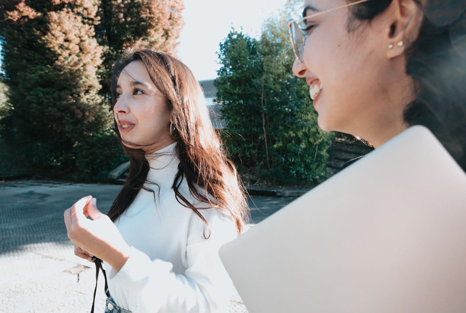 Inteligencia Emocional: Qué es y por qué es importante dos-mujeres-paseando-por-la-calle-con-buena-inteligencia-emocional-riendose-una-con-la-otra Inteligencia Emocional: Qué es y por qué es importante Estudiar en Universidad Privada Madrid