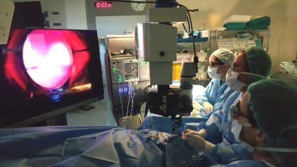 La profesora Rosario Cobo pone en marcha un sistema de tecnología 3D en oftalmología | UFV el-servicio-de-oftalmologia-del-hospital-universitario-del-henares-durante-una-intervencion-quirurgica-con-tecnologia-3d_15_1000x564-1-e1556528476870 La profesora Rosario Cobo pone en marcha un sistema de tecnología 3D en oftalmología | UFV Estudiar en Universidad Privada Madrid