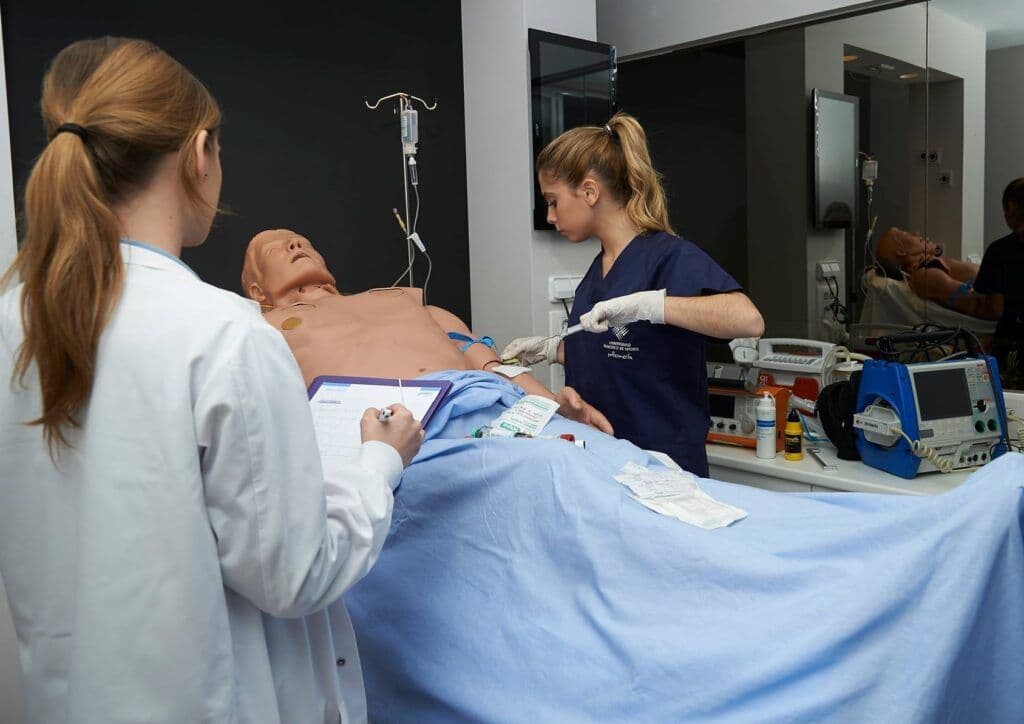 La Universidad Francisco de Vitoria obtiene en exclusiva el prestigioso Sello Internacional de Calidad World Federation of Medical Education – 2023 para el Grado en Medicina | Noticias de Actualidad UFV | UFV enfermeria-1024x724 La Universidad Francisco de Vitoria obtiene en exclusiva el prestigioso Sello Internacional de Calidad World Federation of Medical Education – 2023 para el Grado en Medicina | Noticias de Actualidad UFV | UFV Estudiar en Universidad Privada Madrid