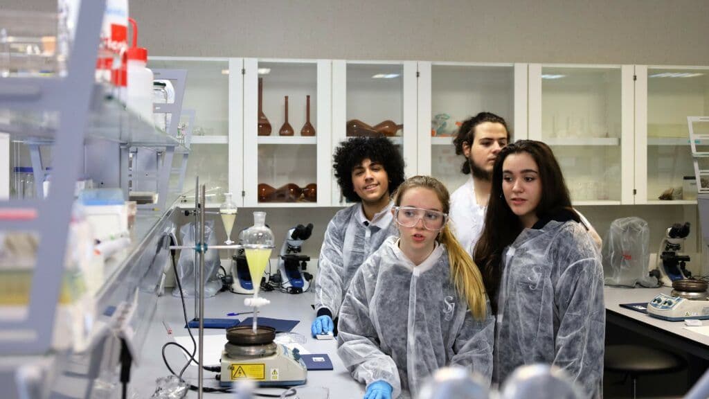 Alumnos de ESO y Bachillerato aprenden a fabricar biocombustible a partir de aceites vegetales en la UFV | Noticias de Actualidad UFV | UFV foto-alumnos-1024x576 Alumnos de ESO y Bachillerato aprenden a fabricar biocombustible a partir de aceites vegetales en la UFV | Noticias de Actualidad UFV | UFV Estudiar en Universidad Privada Madrid