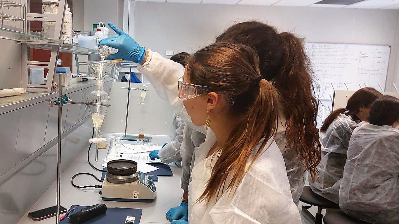 Alumnos de ESO y Bachillerato aprenden a fabricar biocombustible a partir de aceites vegetales en la UFV | Noticias de Actualidad UFV | UFV foto-portada-noticia Alumnos de ESO y Bachillerato aprenden a fabricar biocombustible a partir de aceites vegetales en la UFV | Noticias de Actualidad UFV | UFV Estudiar en Universidad Privada Madrid