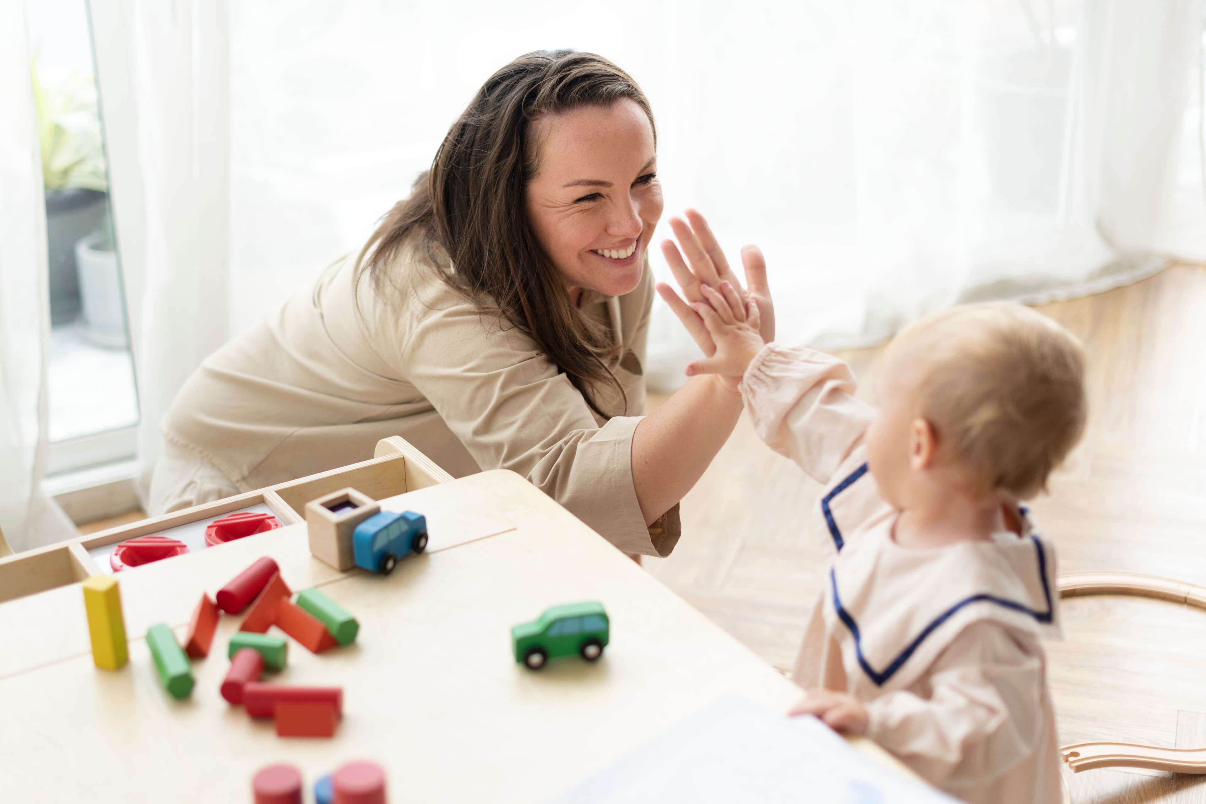 La Universidad Francisco de Vitoria y Juegaterapia lanzan un programa de experto para la intervención emocional de menores mother-baby-daughter-giving-high-fives La Universidad Francisco de Vitoria y Juegaterapia lanzan un programa de experto para la intervención emocional de menores Estudiar en Universidad Privada Madrid