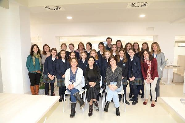 Varias investigadoras de la UFV charlan con alumnas del Colegio Highlands los Fresnos sobre ciencia | UFV mujer-y-nina-ciencia-centro-deportivo-1 Varias investigadoras de la UFV charlan con alumnas del Colegio Highlands los Fresnos sobre ciencia | UFV Estudiar en Universidad Privada Madrid