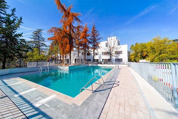 Residencia Universitaria Bravo Students Madrid | UFV piscina-residencia-bravo Residencia Universitaria Bravo Students Madrid | UFV Estudiar en Universidad Privada Madrid