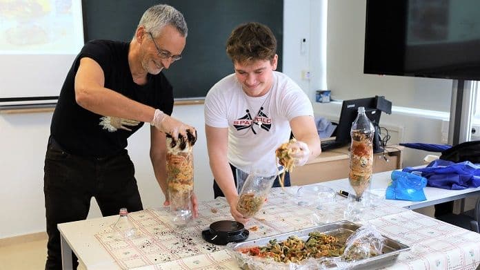 Franco Llobera explica en la Semana de la Ciencia UFV cómo hacer compostaje en una botella | Noticias de Actualidad UFV | UFV portada-mensaje-botella Franco Llobera explica en la Semana de la Ciencia UFV cómo hacer compostaje en una botella | Noticias de Actualidad UFV | UFV Estudiar en Universidad Privada Madrid