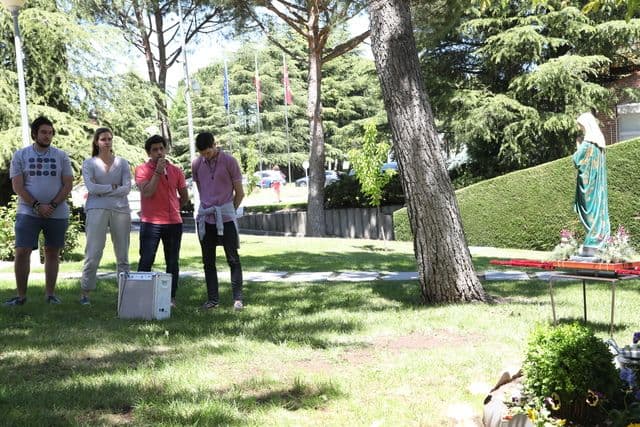 La Familia UFV reza unida el Rosario con motivo de la Virgen de Fátima | UFV rosario-ufv1 La Familia UFV reza unida el Rosario con motivo de la Virgen de Fátima | UFV Estudiar en Universidad Privada Madrid