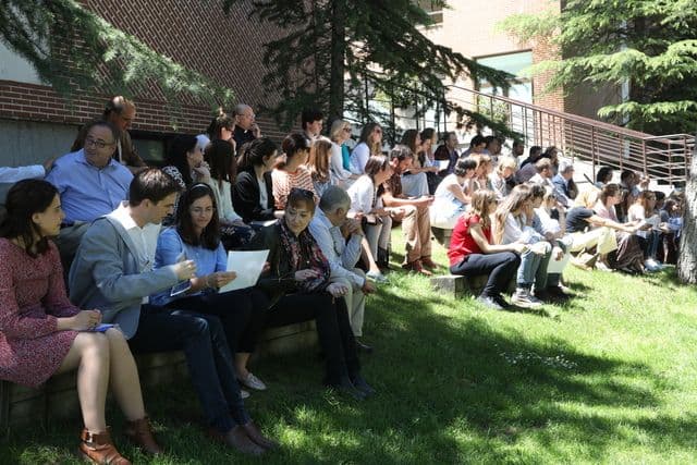 La Familia UFV reza unida el Rosario con motivo de la Virgen de Fátima | UFV rosario-ufv4 La Familia UFV reza unida el Rosario con motivo de la Virgen de Fátima | UFV Estudiar en Universidad Privada Madrid