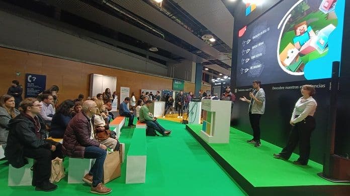 Alumnos de Videojuegos de la UFV presentan en SIMO su proyecto de Minecraft en colaboración con Microsoft | Noticias de Actualidad UFV | UFV simo Alumnos de Videojuegos de la UFV presentan en SIMO su proyecto de Minecraft en colaboración con Microsoft | Noticias de Actualidad UFV | UFV Estudiar en Universidad Privada Madrid