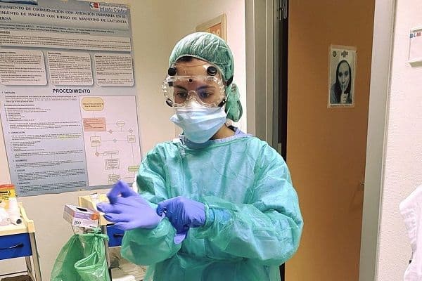 Victoria Gómez, antigua alumna de Enfermería, relata lo difícil que está siendo está situación para el personal sanitario | UFV victoria-enfermera Victoria Gómez, antigua alumna de Enfermería, relata lo difícil que está siendo está situación para el personal sanitario | UFV Estudiar en Universidad Privada Madrid