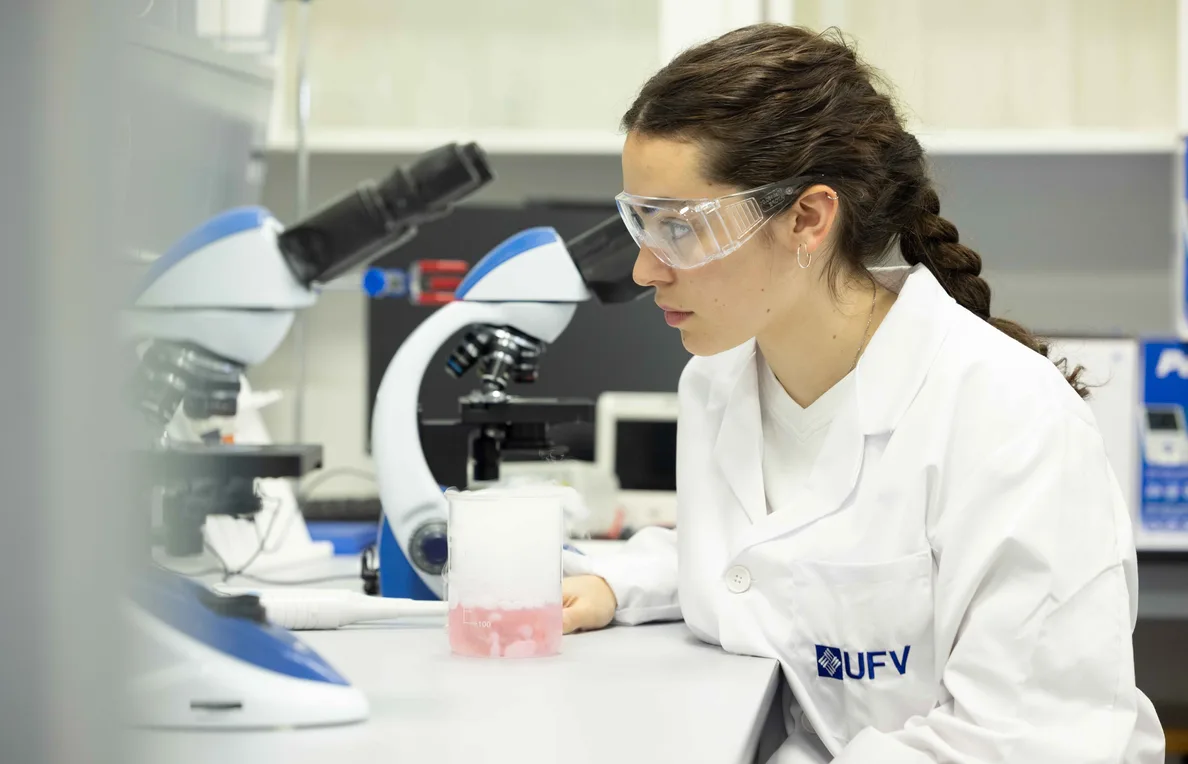 Una investigadora trabaja con un microscopio en un laboratorio de la Universidad