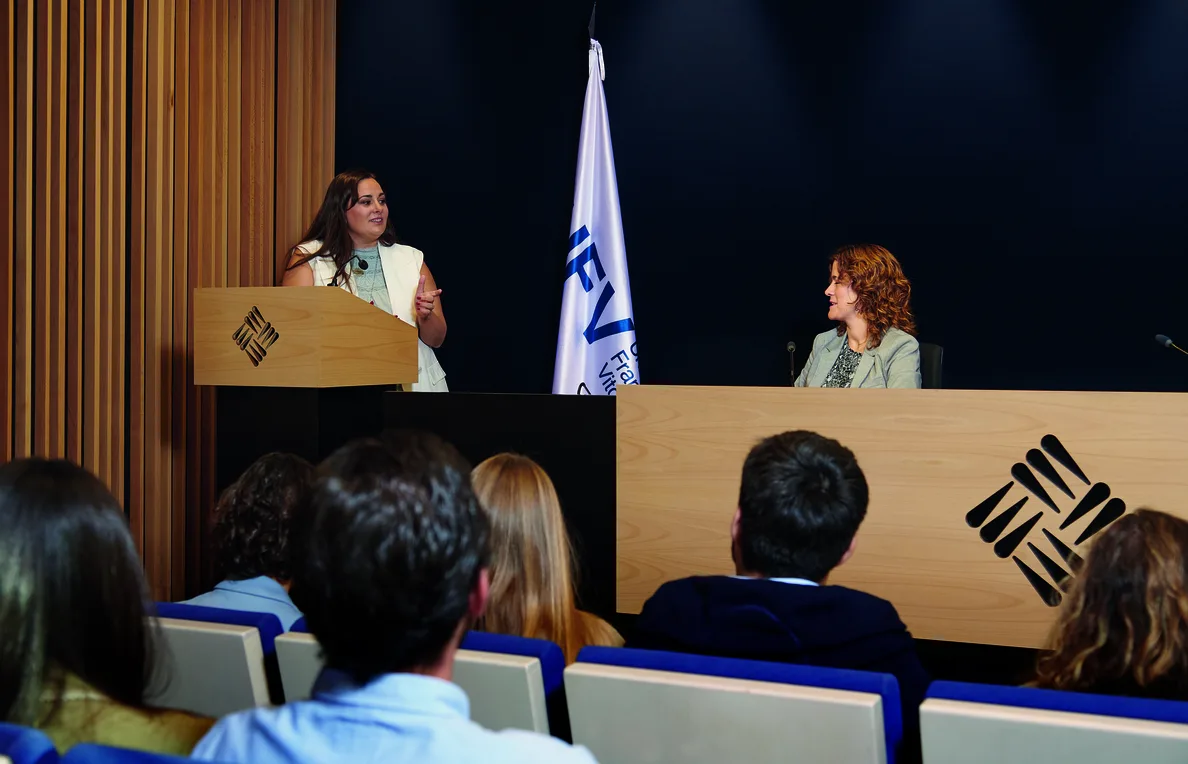 Ponentes y público durante un acto institucional en el auditorio de la Universidad