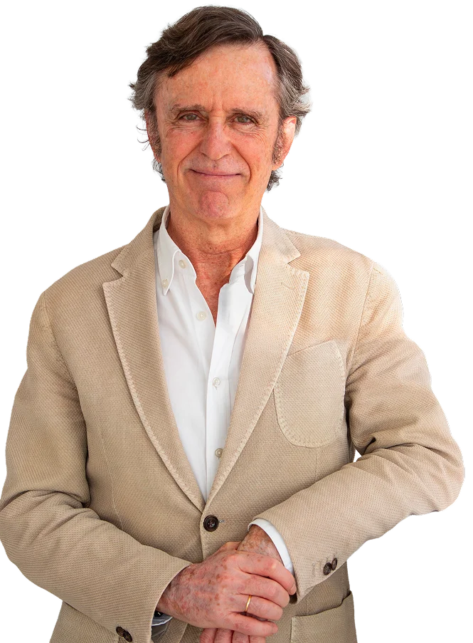 Daniel Sada Castaño, rector de la Universidad Francisco de Vitoria: retrato de medio cuerpo, sonriente, con americana beige y camisa blanca y las manos entrelazadas.