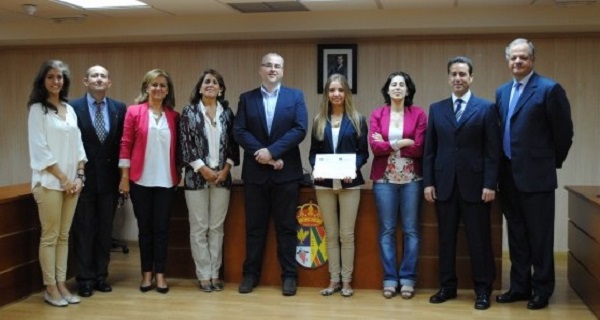 Celia Martínez de Velasco de Villanueva del Pardillo, recibe la beca a la Excelencia Académica becas excelencia villanueva del pardillo e1443780817143 Celia Martínez de Velasco de Villanueva del Pardillo, recibe la beca a la Excelencia Académica Estudiar en Universidad Privada Madrid