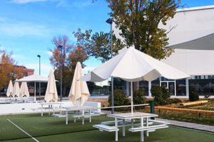 En tus cafeterías Rodilla UFV terraza padel En tus cafeterías Estudiar en Universidad Privada Madrid