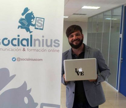 actualidad UFV Chema Nieto alumni de la UFV forma su propia empresa Socialnius una agencia de Marketing Digital que ayuda a las empresas a dar a conocer su marca a su público objetivo 417x357 actualidad UFV