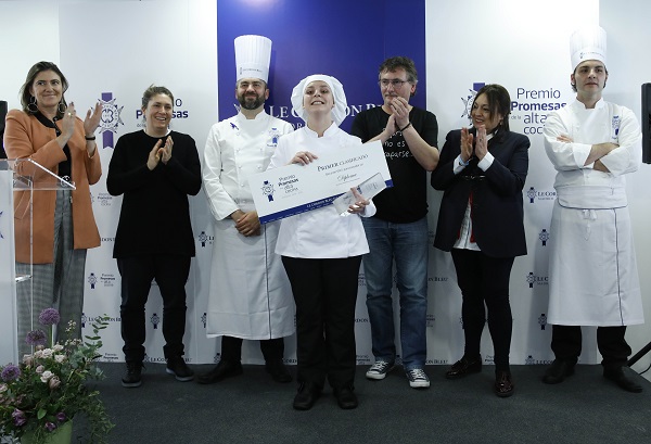 La estudiante de Ávila, Anna Drosyk, gana el VII Premio Promesas de la alta cocina de Le Cordon Bleu Madrid GANADORA ANNA DROSYK PREMIO La estudiante de Ávila, Anna Drosyk, gana el VII Premio Promesas de la alta cocina de Le Cordon Bleu Madrid Estudiar en Universidad Privada Madrid