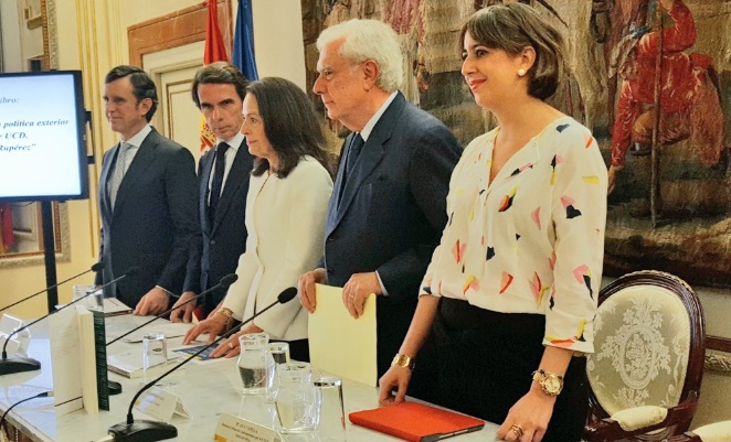 La profesora UFV Ana Capilla presenta su libro acompañada por Daniel Sada y José María Aznar libro ana capilla La profesora UFV Ana Capilla presenta su libro acompañada por Daniel Sada y José María Aznar Estudiar en Universidad Privada Madrid