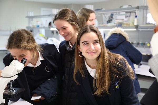 Mejores Colegios Privados de Madrid, Barcelona, Valencia y Sevilla Alumnas colegio Highlands Los Fresnos Mejores Colegios Privados de Madrid, Barcelona, Valencia y Sevilla Estudiar en Universidad Privada Madrid