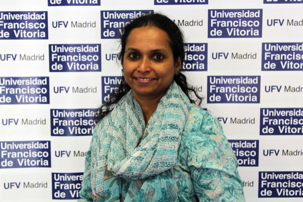 Manjula Balakrishnan, profesora de Inglés de la UFV, cuenta en un reportaje de XL Semanal cómo ha golpeado la COVID a la India Manjula Balakrishnan Manjula Balakrishnan, profesora de Inglés de la UFV, cuenta en un reportaje de XL Semanal cómo ha golpeado la COVID a la India Estudiar en Universidad Privada Madrid